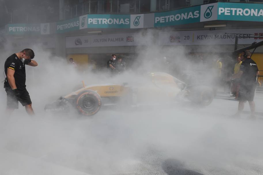 Momenti di agitazione ai box Renault durante le prime libere del GP della Malesia: la vettura di Kevin Magnussen ha preso fuoco ai box e si  dovuto intervenire in fretta per domare il principio di incendio. Alla fine il fuoco  stato domato. Afp
